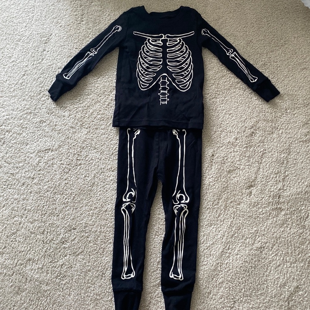 Unisex snug-fit glow-in-the-dark skeleton pajama set